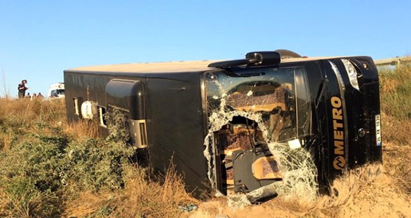 Şehirler arası yolcu otobüsü kaza yaptı: 13 yaralı