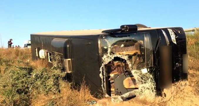 Şehirler arası yolcu otobüsü kaza yaptı: 13 yaralı