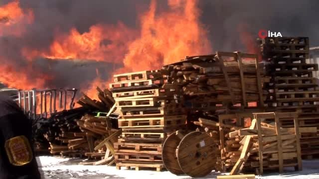Palet fabrikası alev alev yanıyor
