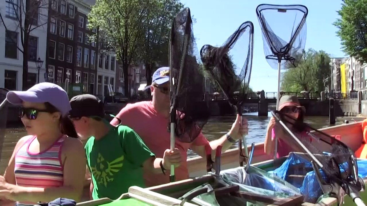 Les croisières sur les canaux d'Amsterdam se réinventent avec la pêche au plastique