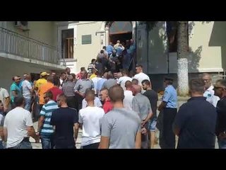 Devoll/ Mbështetësit e PD mësyjnë në bashki  -Top Channel Albania