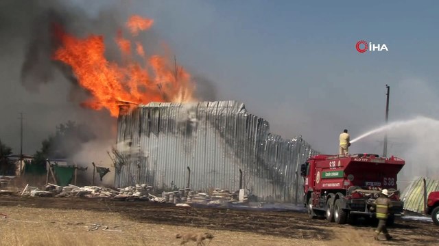 Palet fabrikası alev alev yanıyor