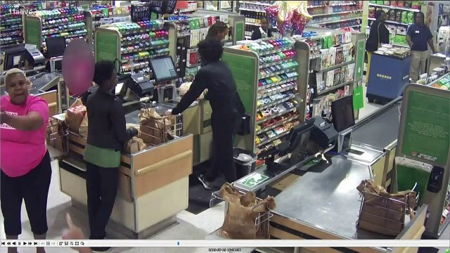 Un enfant emporté par un convoyeur à bagages dans un aéroport