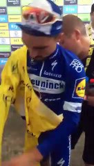 Alaphilippe donne sa tunique jaune à un enfant frigorifié (Tour de France 2019)