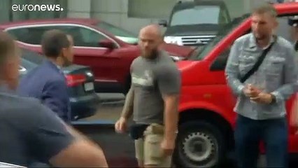 Mann springt auf Auto von Poroschenko