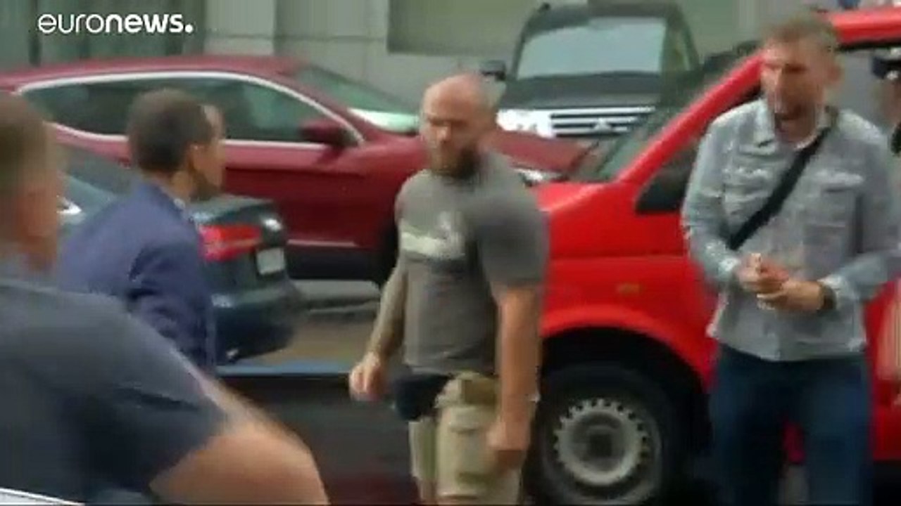 Mann springt auf Auto von Poroschenko