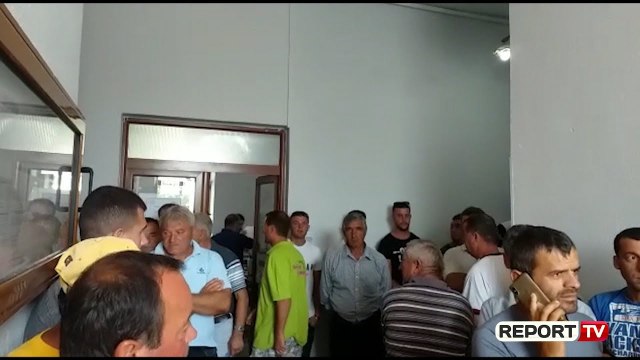 Report TV - PD-ja s'liron bashkinë, kryetari i ri i Devollit betohet te n/prefektura