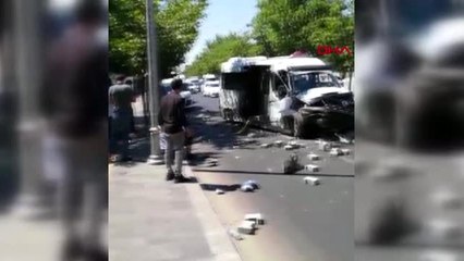 DİYARBAKIR'DA YOLCU MİNİBÜSÜ TRAKTÖRE ÇARPTI 16 YARALI
