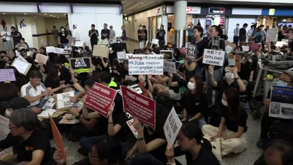 Manifestantes de Hong Kong "educan" a los visitantes