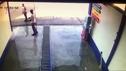 Cet homme échappe de peu à la mort dans une station de lavage