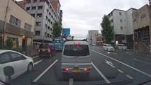 わざとバイクの運転手転倒させてるやろ