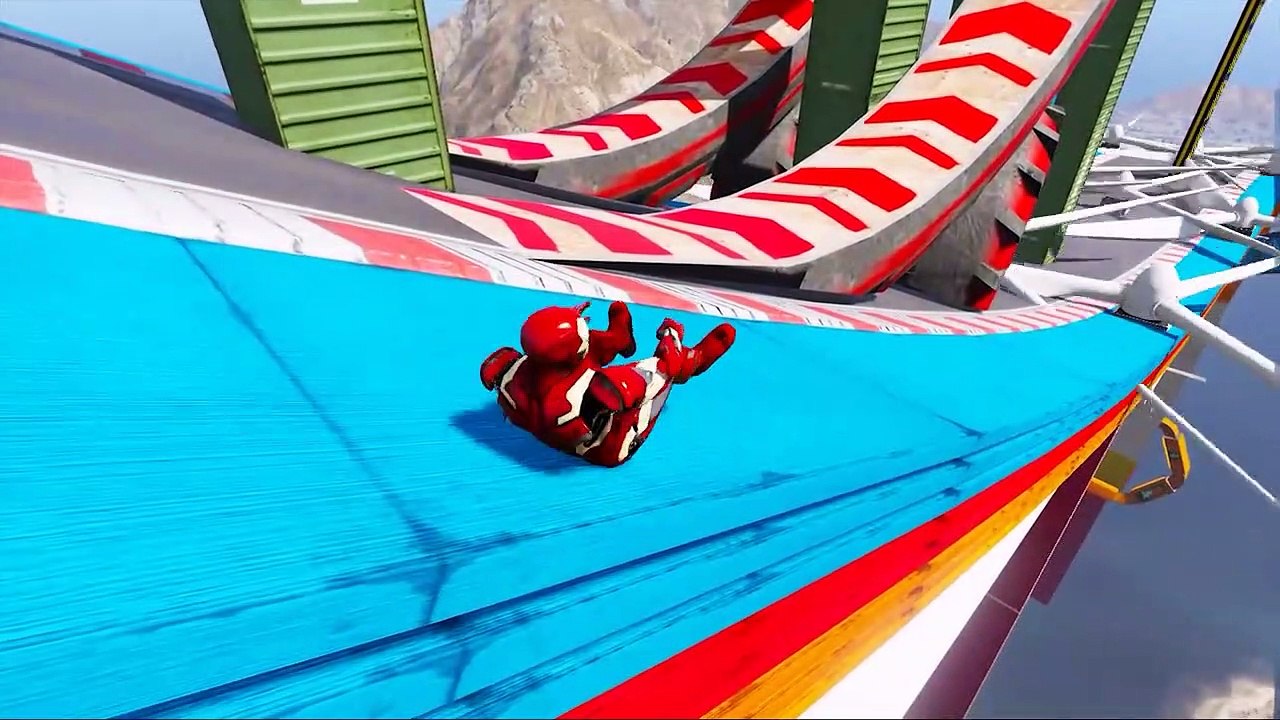 GTA V Mods MOTOS com Homem Aranha e Heróis! MOTOS no Desafio na Rampa acima do lago