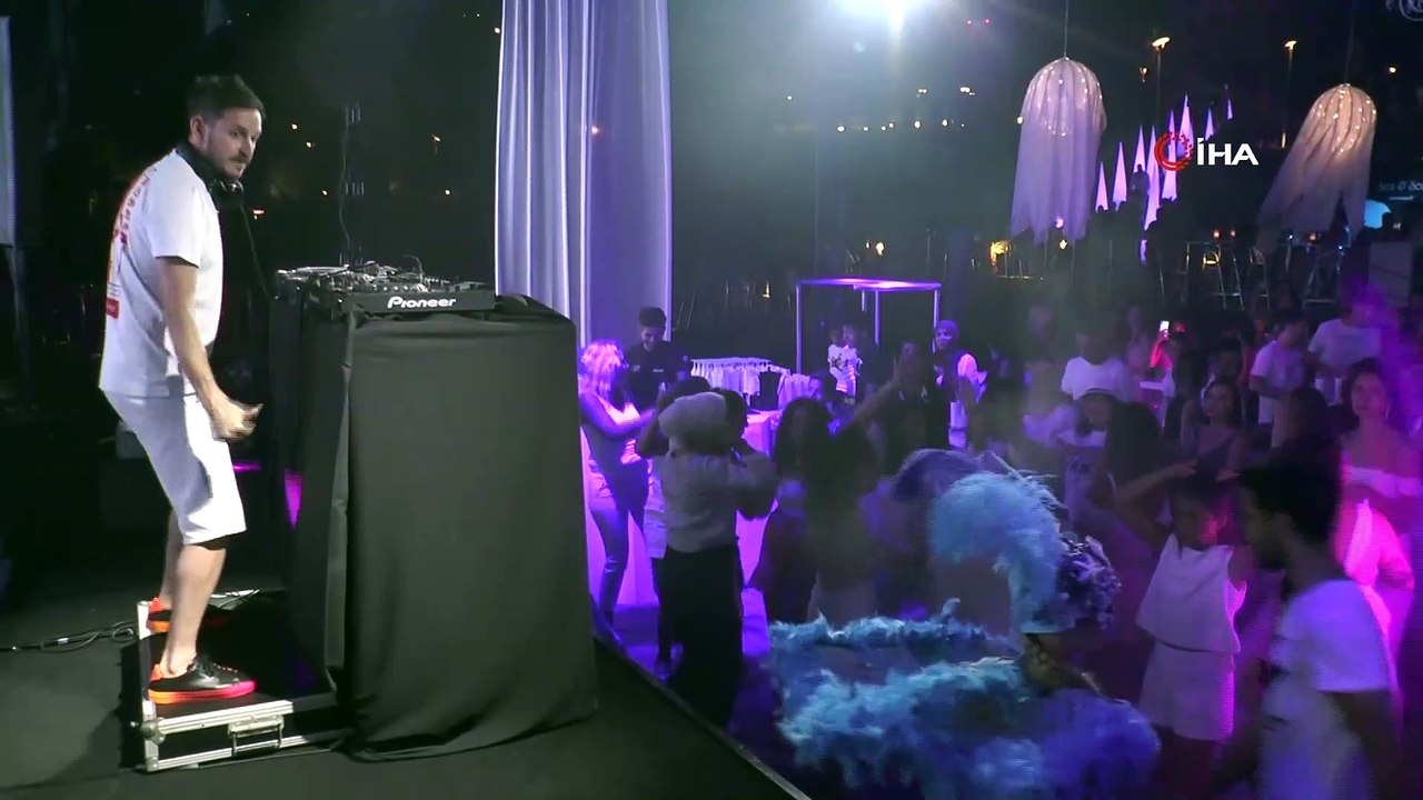 Ünlü Dj Burak Yeter: “Biz 2 saat eğlendiririz, kendini Dj sananlar 10 dakika eğlendirir”