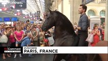 شاهد: فيديوهات مختارة للأسبوع من المشي على حبال رفيعة في التشيك وخيول في محطة قطار باريسية