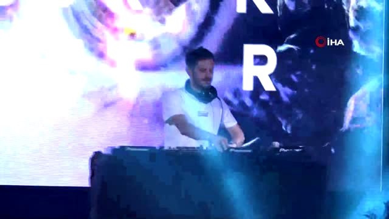 Ünlü Dj Burak Yeter: "Biz 2 saat eğlendiririz, kendini Dj sananlar 10 dakika eğlendirir"
