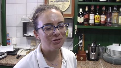 Muchos trabajadores firman las horas que trabajan en papel