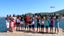 Foça'da öğrenciler sporla çevre temizliği yaptı