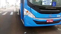 Carro e ônibus batem na Av. Brasil e passageiro fica ferido