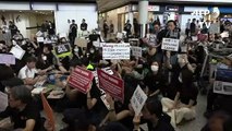 Manifestantes de Hong Kong ‘educam’ visitantes