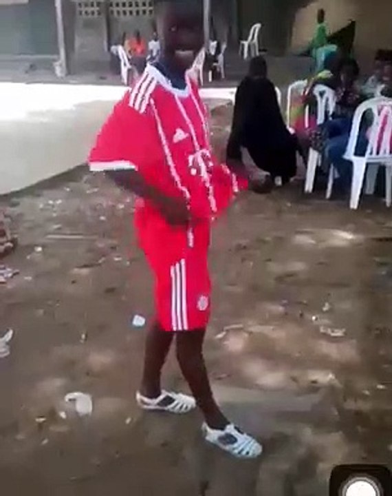 Magnifique ! Cette jeune footballeuse est une très bonne danseuse. A voir !