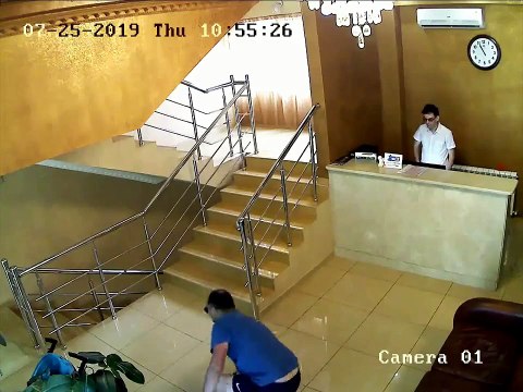 Ivre à l'hotel, il reste coincé dans l'escalier !