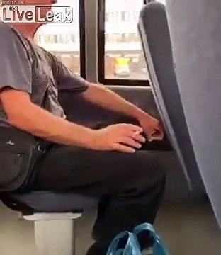 Jeté du Bus par un passager.. pour avoir fumé dedans !