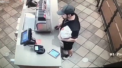 Il vole l'iPad de la serveuse du Fast Food en commandant à manger !