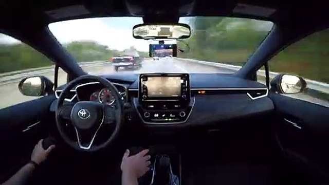 Il filme sa voiture conduire sans toucher le volant pendant des kilomètres !