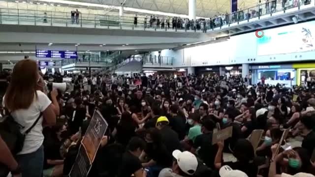- Hong Kong'da protestolar havaalanına sıçradı- Havaalanında Özgür Hong Kong sloganları