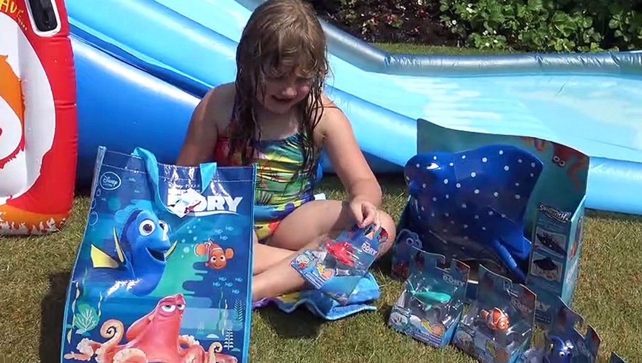 Disney Encontrando a Dory O filme surpresa e brinquedos e corrediça de água inflável gigante