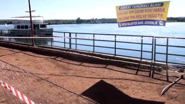 Fırat'ta su seviyesinin yükselmesi kıyıda çökmelere neden oldu