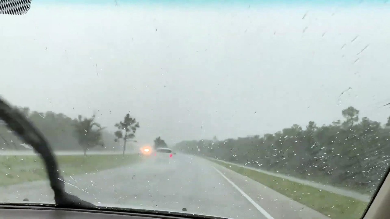 La foudre peut frapper à tout moment quand on roule par un temps d’orage violent