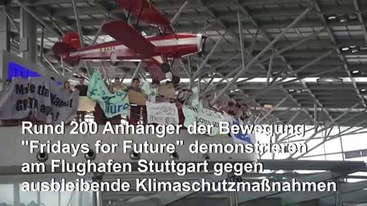 'Fridays for Future' demonstrieren am Stuttgarter Flughafen