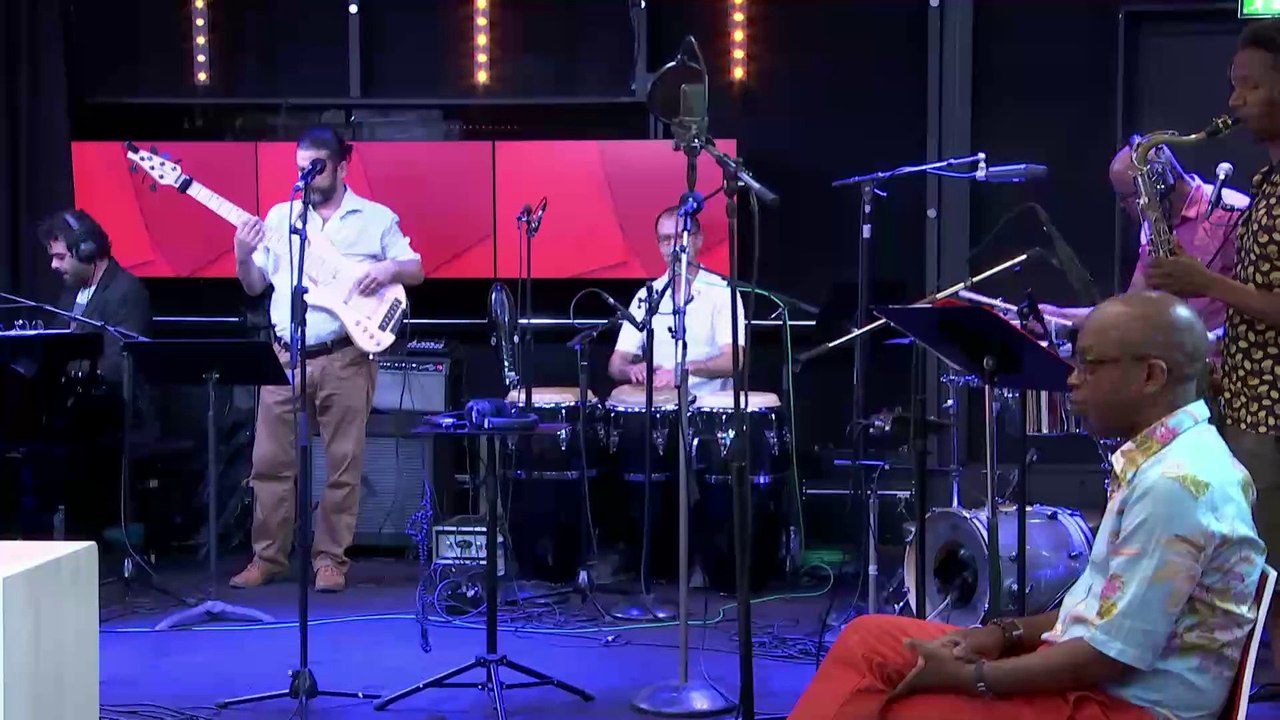 "Nuevitas" - Abraham Mansfarroll et ses musiciens dans l'Afrique en Solo