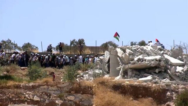 القدس.. الاحتلال يعتدي على المعتصمين في صور باهر