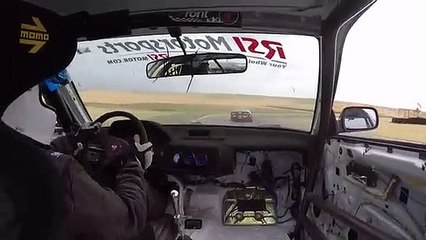 Regardez comment ce pilote de course élimine ses concurrents