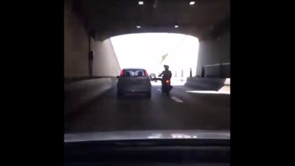 Descargar video: Ce motard va regretter son geste envers un automobiliste... Rattrapé par le karma