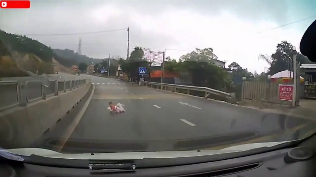 Cet automobiliste croise la route... d'un bébé qui traverse en pleine autoroute