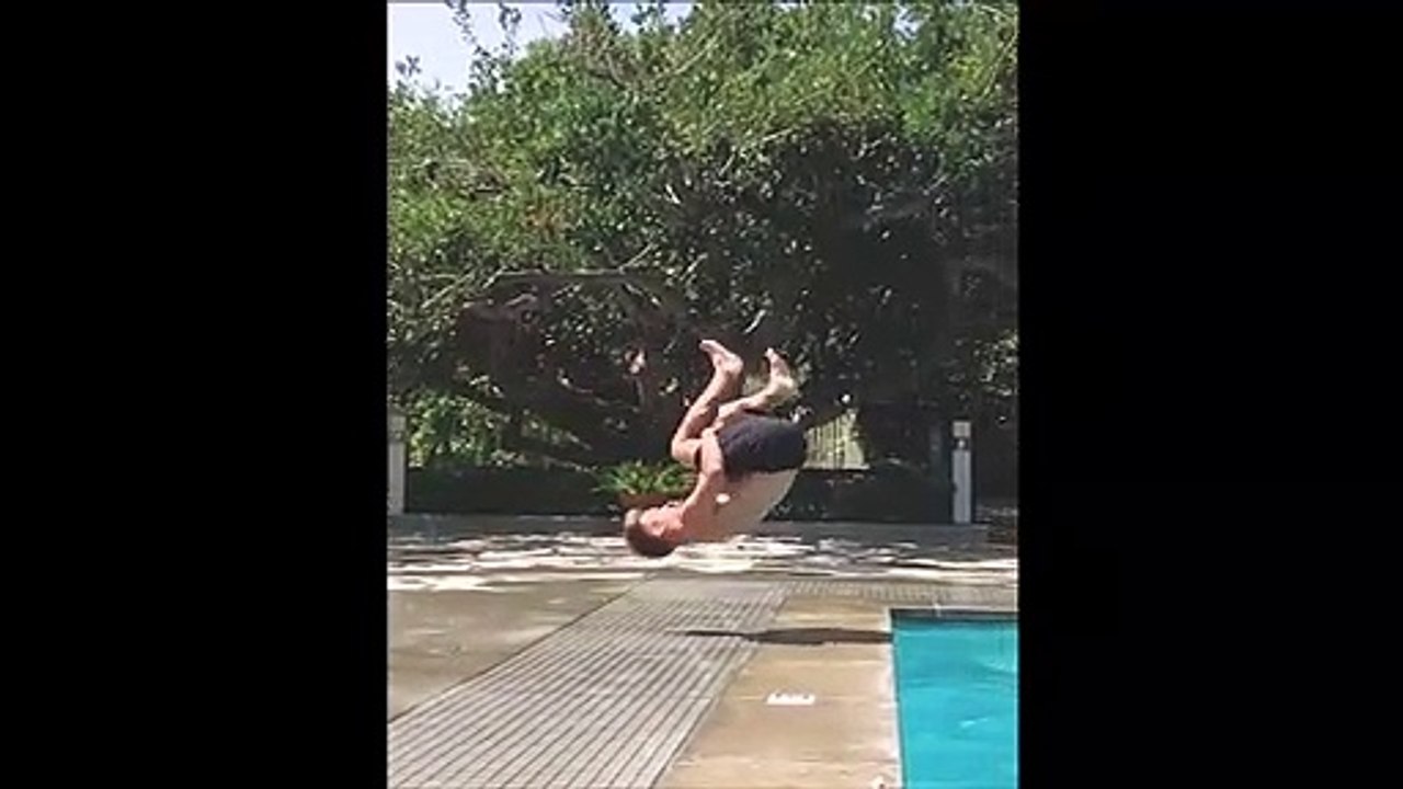 Il tente un plongeon très risqué au bord de la piscine