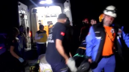 Yamaç paraşütlerini izleyen kişi kayalıklardan düştü