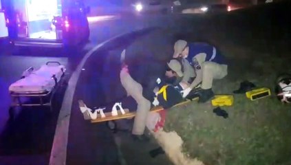 Carro e moto batem no Trevo Guarujá e motociclista fica ferida