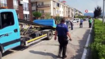 İnegöl’de feci kaza...Kontrolden çıkan araç karşı şeritteki otomobille çarpışıp sitenin bahçesine uçtu: 5 yaralı