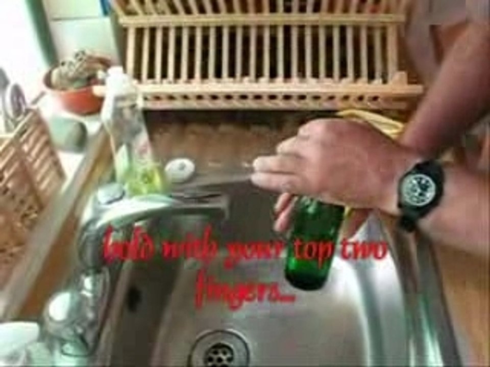 Rompere una bottiglia di birra a mani nude