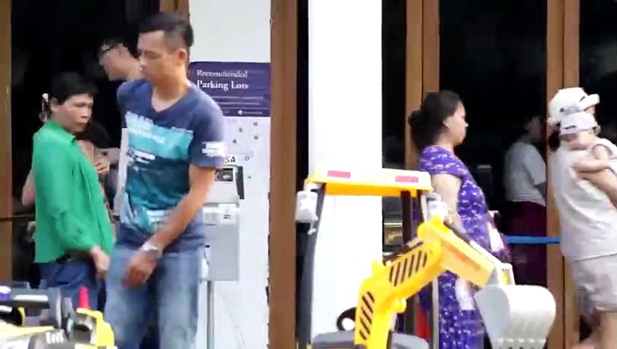 Ra Hà Nội chơi vô tình lọt vào camera giấu kín của 1 chàng trai, girl xinh Đà Nẵng được hỏi xin info không ngớt