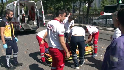 Fatih’te tramvay ile motosikletli kurye çarpıştı: 1 yaralı