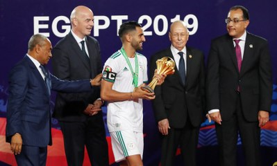 رياض محرز يُعلق على عدم مصافحته رئيس الوزراء المصري.. هكذا اعتذر