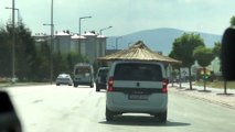 Trafikte 'plaj şemsiyesi' ile seyreden araç - KONYA