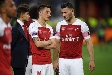 لحظة هجوم مسلح على أوزيل لاعب آرسنال.. وزميله بالفريق يدافع عنه