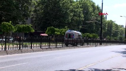 İSTANBUL-FATİH'TE TRAMVAYIN ÇARPTIĞI MOTOSİKLETLİ YARALANDI