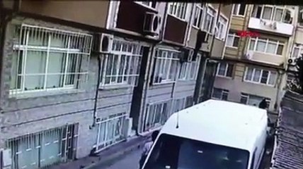 Fatih'te evin penceresinden giren hırsız kamerada